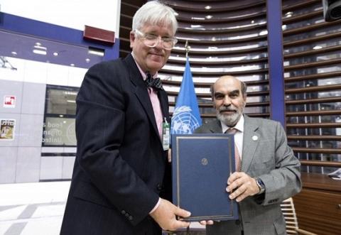 Resnick Center executive director Michael Roberts (left) and UN FAO director-general José Graziano da Silva memorialize their partnership in Rome on June 10.